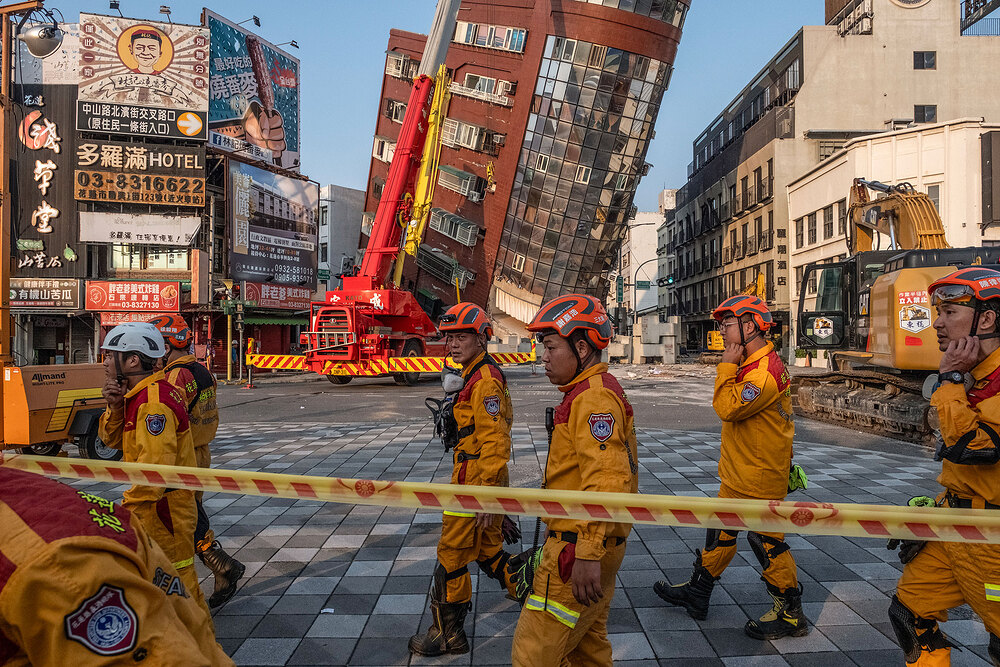 Search and rescue personnel prepare to enter a leaning building following a magnitude-7.4 earthquake in Hualien, Taiwan, on Wednesday, April 3, 2024. (Lam Yik Fei/The New York Times) A search-and-rescue team prepares to enter a building following a magnitude-7.4 earthquake in Hualien, Taiwan